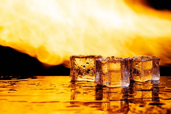 Wasser und Flamme auf schwarzem Hintergrund, Eis und Feuer unter dem Text — Stockfoto