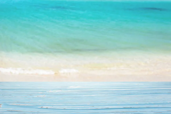 Piano in legno blu su fondo mare sfocato — Foto Stock