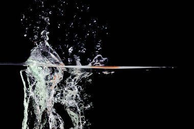 Sudaki hava kabarcıkları siyah arkaplanda, metnin altında