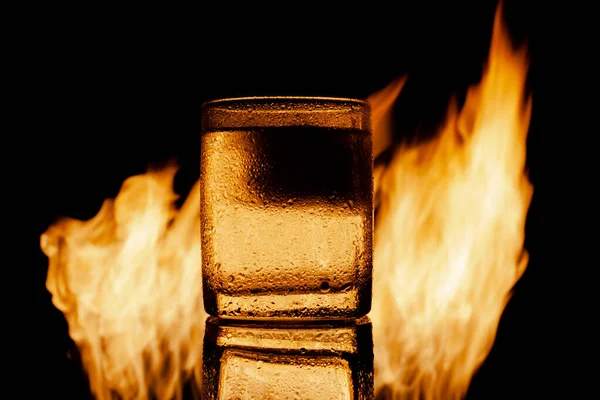 Feuer und Wasser und schwarzer Hintergrund, unter dem Text platzieren — Stockfoto