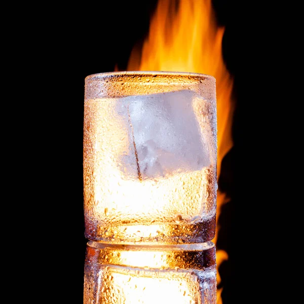 Glas wodka op een zwarte achtergrond in brand — Stockfoto