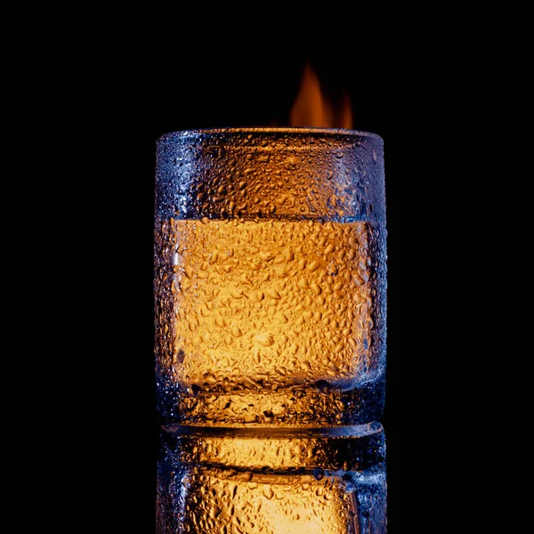 Vuur en water en zwarte achtergrond, plaats onder de tekst — Stockfoto