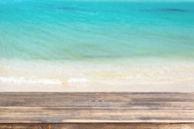 Bulanık deniz zemininde ahşap masa üstü