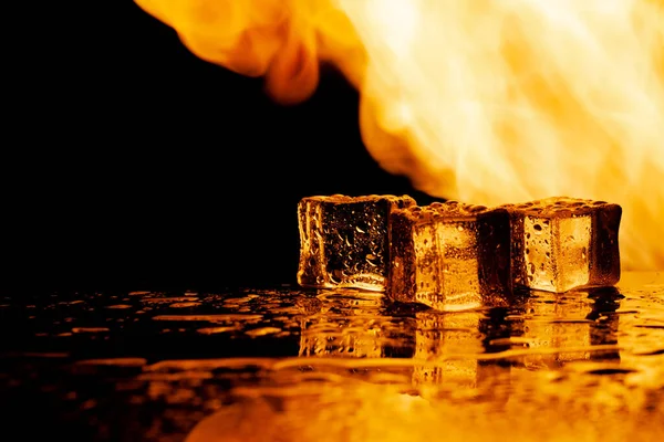 ateş ve buz küpleri siyah arkaplanda, metnin altına yerleştirilsin