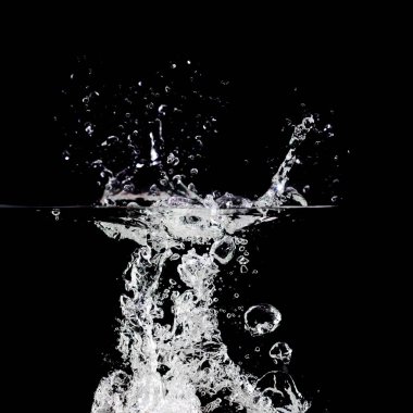 Siyah arkaplanda su damlaları, metnin altında