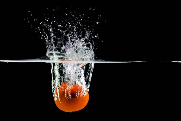 Mandarin πέφτει στο νερό δημιουργώντας σπρέι σε μαύρο φόντο, αντιγραφή χώρου — Φωτογραφία Αρχείου