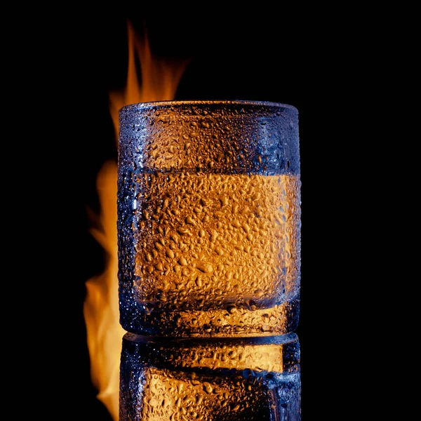 Bezwete glas tequila op een zwarte achtergrond — Stockfoto