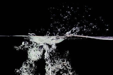 Sudaki hava kabarcıkları siyah arkaplanda, metnin altında