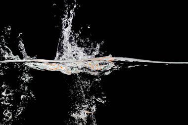 Siyah arkaplanda su damlaları, metnin altında