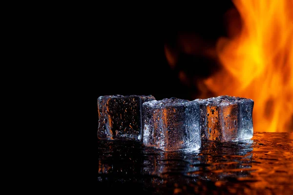 Ateşin, ateşin ve buzun arka planına dayanan üç buz küpü, metnin altına yerleştirilsin