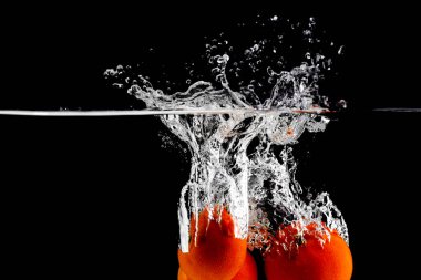 Mandalinalar suya düşer, metnin altına yerleştirilir, siyah arkaplan, izole edilir