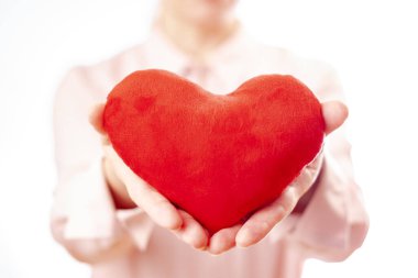 Kadın dolgun bir kalbe, kadın sevgisine sahip. Beyaz arkaplan