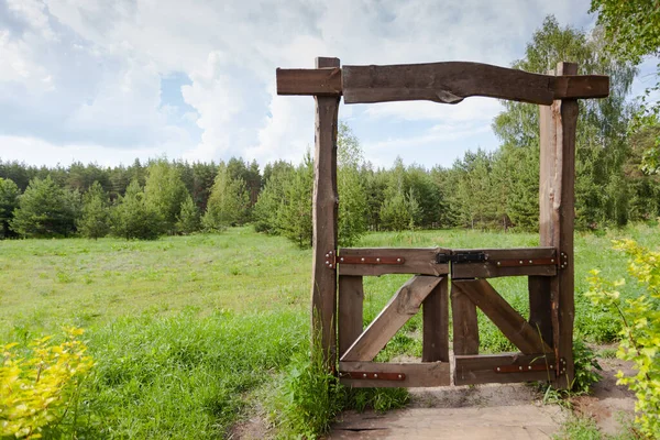 Porte chiuse in legno al prato, il passaggio è chiuso — Foto Stock