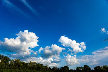 Beyaz göçebe bulutlu parlak mavi gökyüzü, arkaplan olarak kullan, metnin altına yerleştir