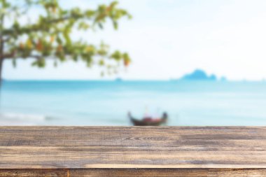 Bulanık deniz kıyısındaki ahşap masa.