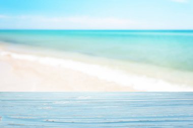 Bulanık deniz zemininde mavi ahşap masa