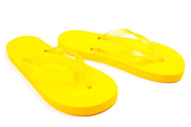 Sarı kauçuk plaj terlikleri beyaz arka planda, izole