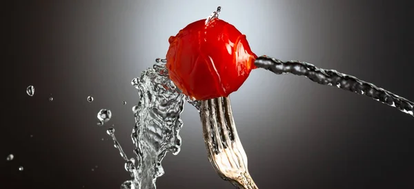 Metal çatallı kiraz domatesleri. Bir damla su. Siyah beyaz eğimli arkaplan — Stok fotoğraf