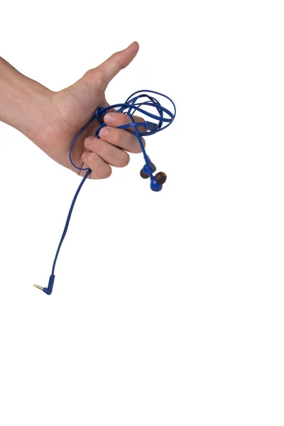 Mão segurando fones de ouvido emaranhados e mostrando polegar para cima isolado — Fotografia de Stock