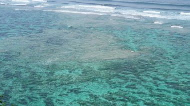 Denizin ortasındaki Koh Samet plajının en üst manzarası. Tayland.