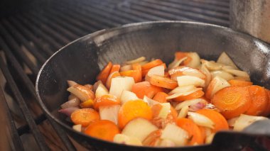 Restoranın mutfağında kızartma tavasında kızarmış sebze..