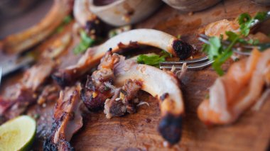 Limonlu ve mantarlı ızgara somon.