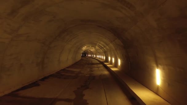 Uprostřed Opuštěného Silničního Tunelu — Stock video