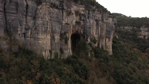 Höhle Einem Gebirgsschnitt Voller Bäume — Stockvideo