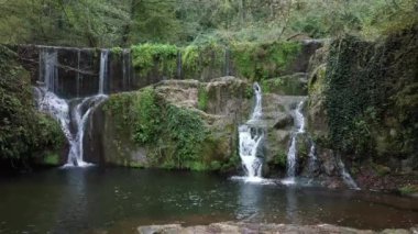 La Garrotxa 'da şelale. Doğanın ortasında güzel bir şelale.