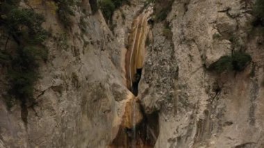 La Garrotxa 'da şelale. Doğanın ortasında güzel bir şelale