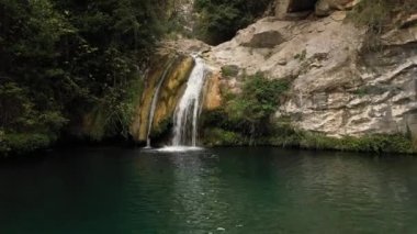 La Garrotxa 'da şelale. Doğanın ortasında güzel bir şelale.