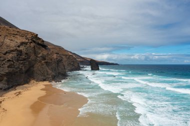 Efsanevi Roque del Moro 'nun yer aldığı Fuerteventura' daki Coffee Beach 'in vahşi ve el değmemiş manzarası.