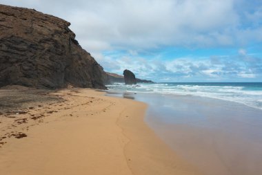 Efsanevi Roque del Moro 'nun yer aldığı Fuerteventura' daki Coffee Beach 'in vahşi ve el değmemiş manzarası.