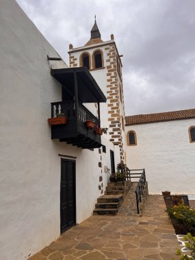 Betancuria 'daki Santa Mara Kilisesi' nin koloni mimarisi bulutlu bir günde kasvetli bir atmosferle