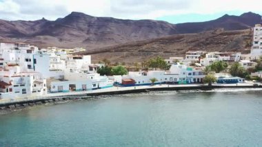 Kanarya Adaları takımadalarının bir parçası olan Fuerteventura Adası 'ndaki güzel bir balıkçı köyü olan La Playita' nın manzaralı kuş bakışı görüntüsü..