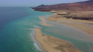 İnsansız hava aracı görüntüleri, sakin günbatımı renklerini La Barca Sahili 'nin kıyılarına yansıtarak doğal güzelliğini ve huzurlu atmosferini vurguluyor..