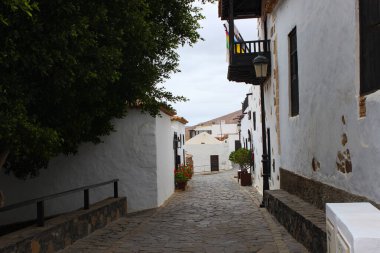 Fuerteventura 'nın eski başkenti Betancuria' daki tarihi caddede geleneksel Kanarya Adaları mimarisi, taş evler ve kırsal bir İspanyol köyünde barışçıl atmosfer yer alıyor..