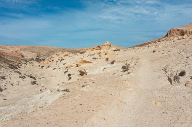 Binlerce yıl boyunca doğal güçler tarafından yontulmuş kum, taş ve denizin etkileyici bir birleşimi.