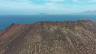 Lobos Adası Doğal Parkı 'ndaki La Caldera Dağı' nın açık ve güneşli bir günde manzarası. Volkanik manzara, kıyı manzarası ve Kanarya Adaları 'ndaki el değmemiş doğa..