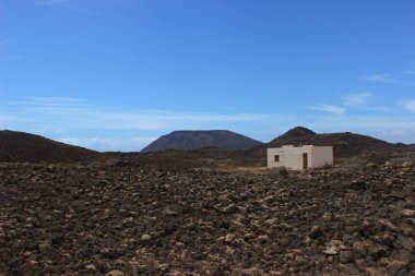 Fuerteventura 'da kurak bir ortamda kendi kendine inşa edilmiş mütevazı yapılar kümesi sosyal eşitsizliği ve zorlu yaşam koşullarını gözler önüne seriyor..