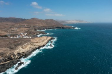İspanya 'nın Kanarya Adaları, Fuerteventura Atlantik kıyısındaki Ajuy köyü ile Ajuy Mağaraları' na giden kıyı yolunun insansız hava aracı görüntüsü..