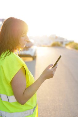 Araba sigortasına basan kadın yardım ediyor