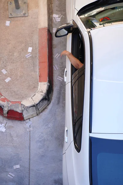 Trafik sıkışıklığı akşamında maaş gişesindeki araba kokpitinin bulanık arka planında elinde kredi kartı vardı..