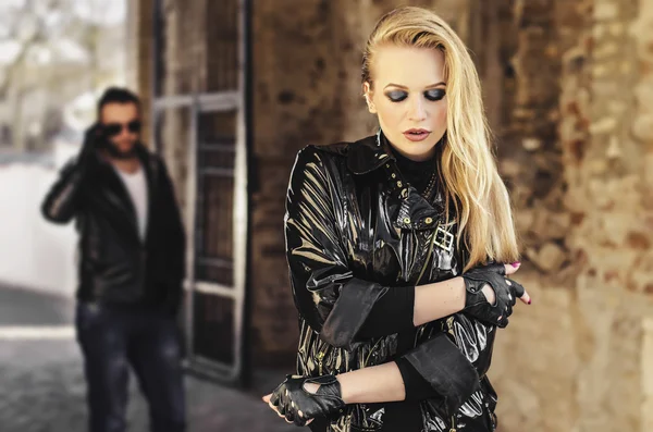 adamın önünde duran bir kadın moda portre resim