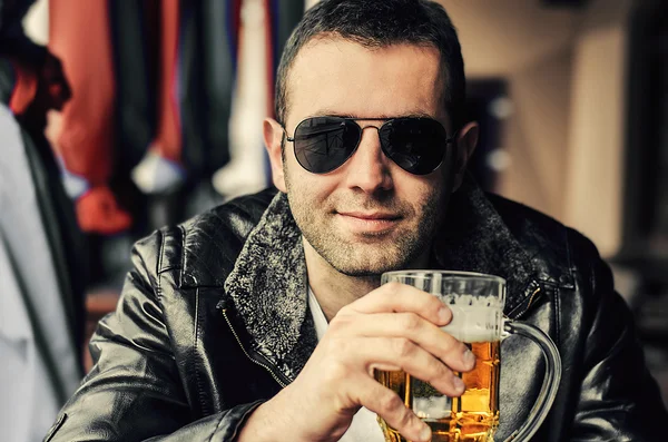 bir kupa bira holding neşeli genç adam