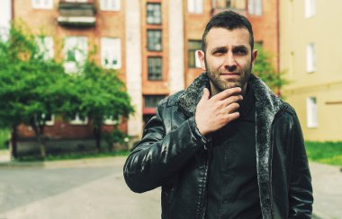 siyah deri ceketli adamı