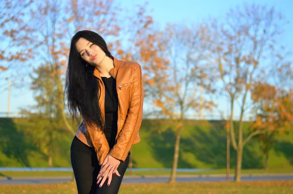 Güzel esmer renkli sonbahar Park'ta poz