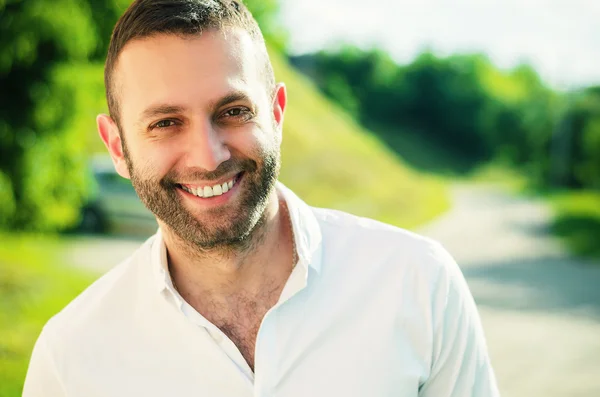 Primer plano de un hombre sonriendo afuera — Foto de Stock