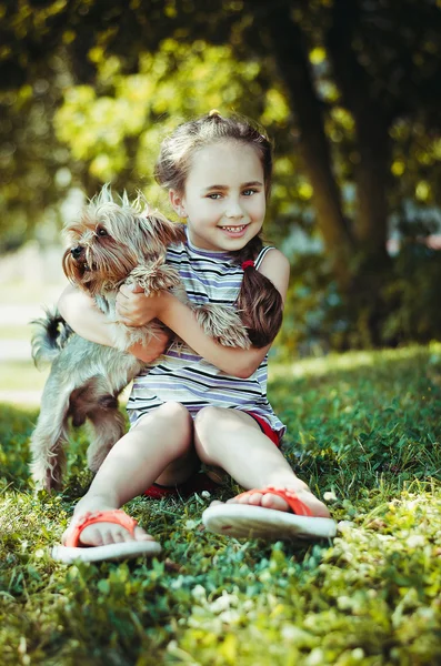 köpek çim ile oynarken mutlu küçük kız