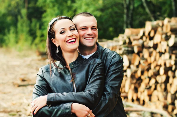 Primer plano de la feliz pareja en otoño — Foto de Stock